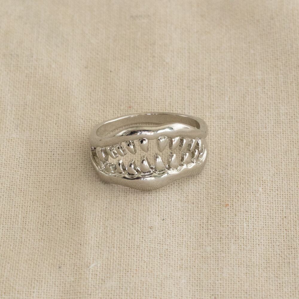 Y2K Vintage Silver Shark Teeth Ring – Adjustable Size, Unisex, Brand New
